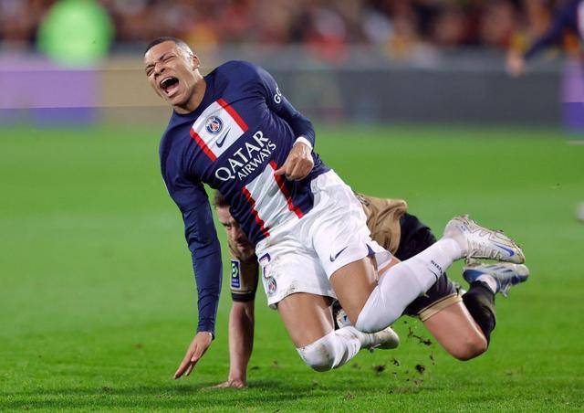 九游娱乐官方网站-过招结束！法甲比赛一方挺胸赢球