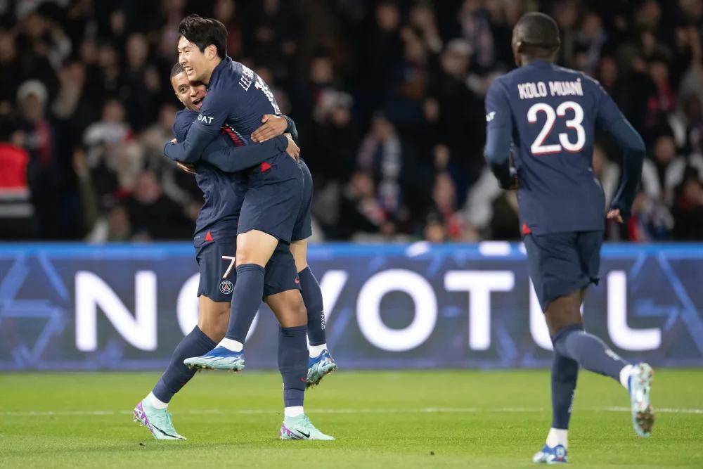 九游娱乐网页-法甲球队巴黎圣日耳曼全队备战下轮较量的简单介绍