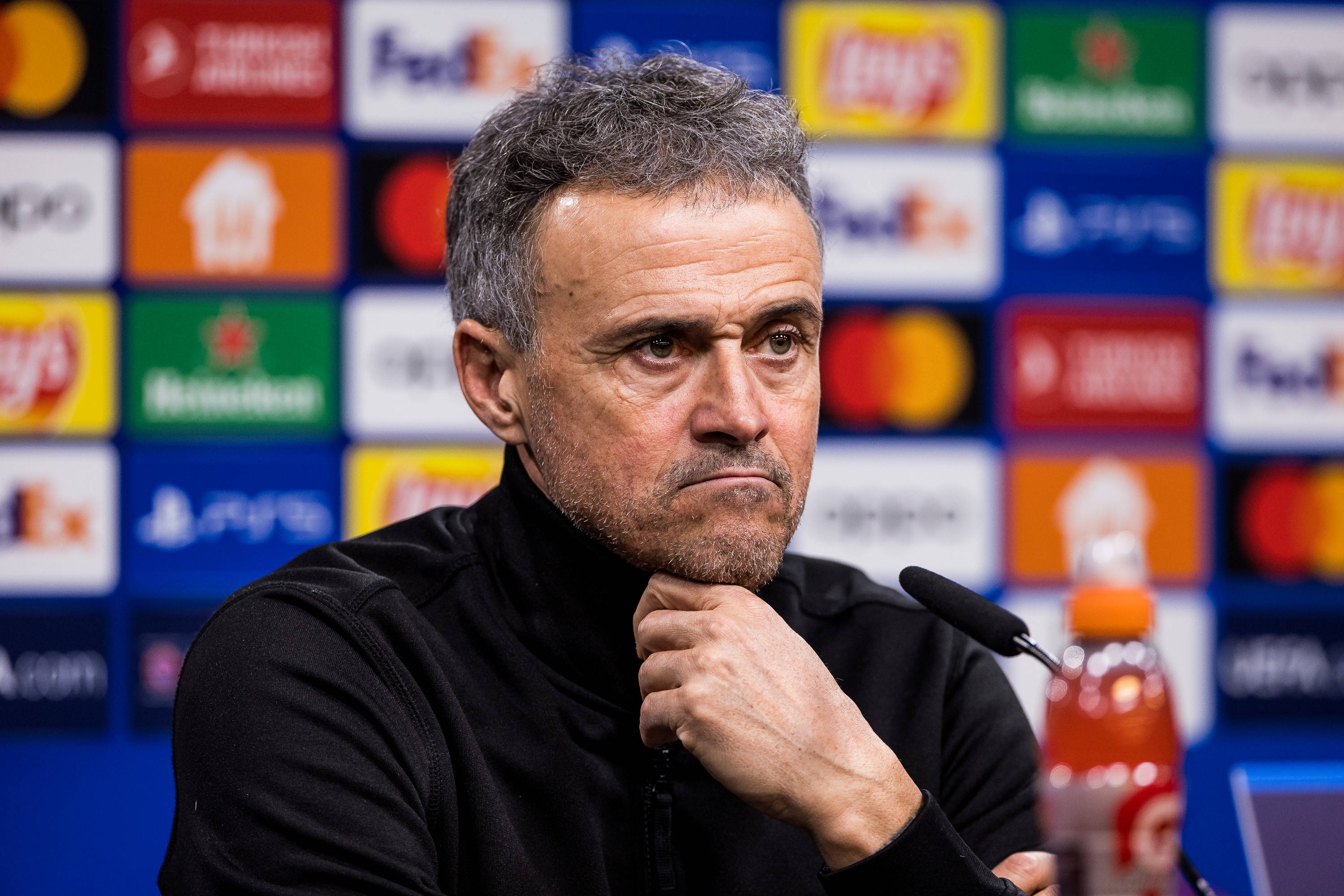 九游体育官方入口-马赛球员举办公益活动，受到球迷热情欢迎