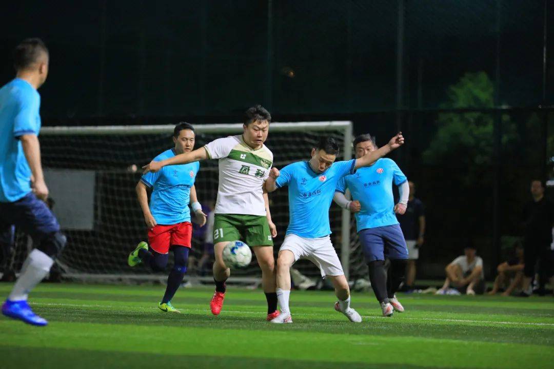 九游娱乐网站-国内足球职业联赛展开,球场激战一触即发的简单介绍