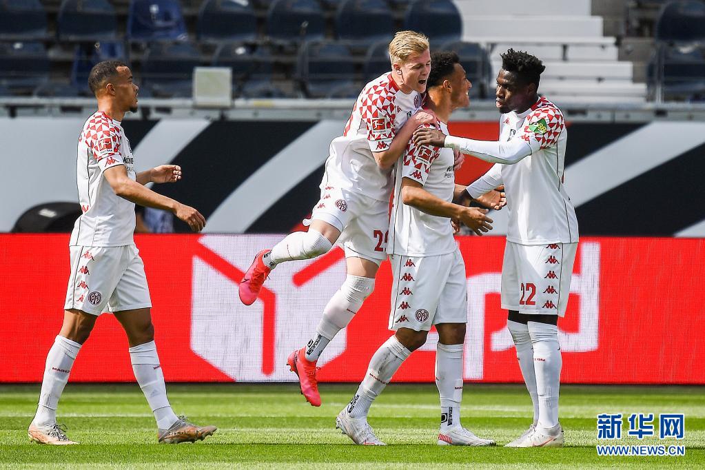 九游娱乐官方网站-法兰克福球队主教练因家庭原因暂别球队