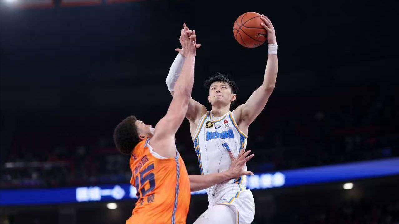 九游体育平台-步行者队卫冕冠军成为黑马,晋级半决赛