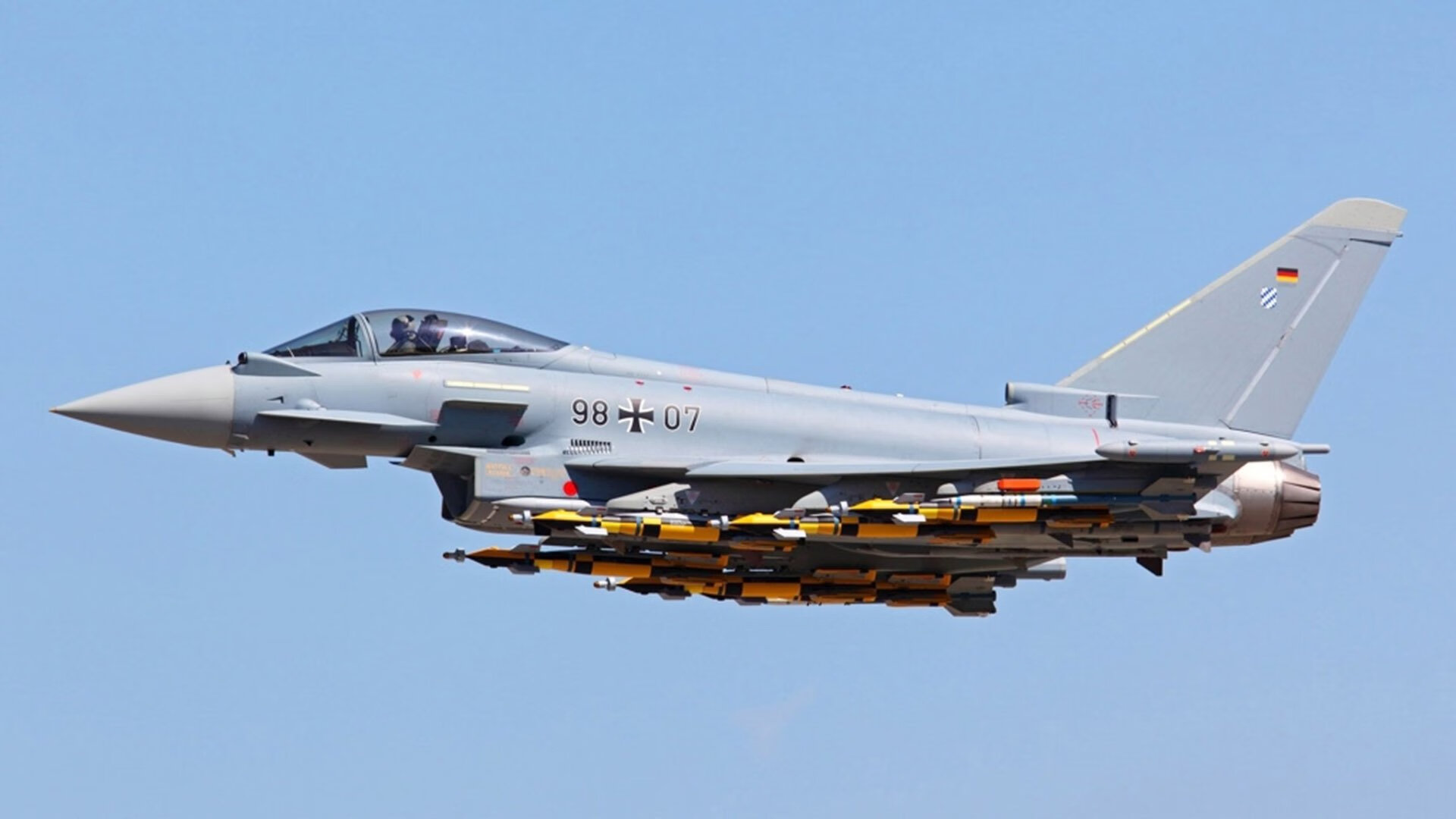 九游娱乐首页-引擎轰鸣与绿茵逆转,2023体坛悬念交织的双重奏